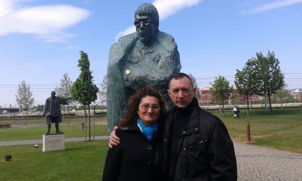 Debreczeni Ildikó, a Tánctársulat állandó jelmeztervezője és Román Sándor együtt emlékeztek Schwajda Györgyre